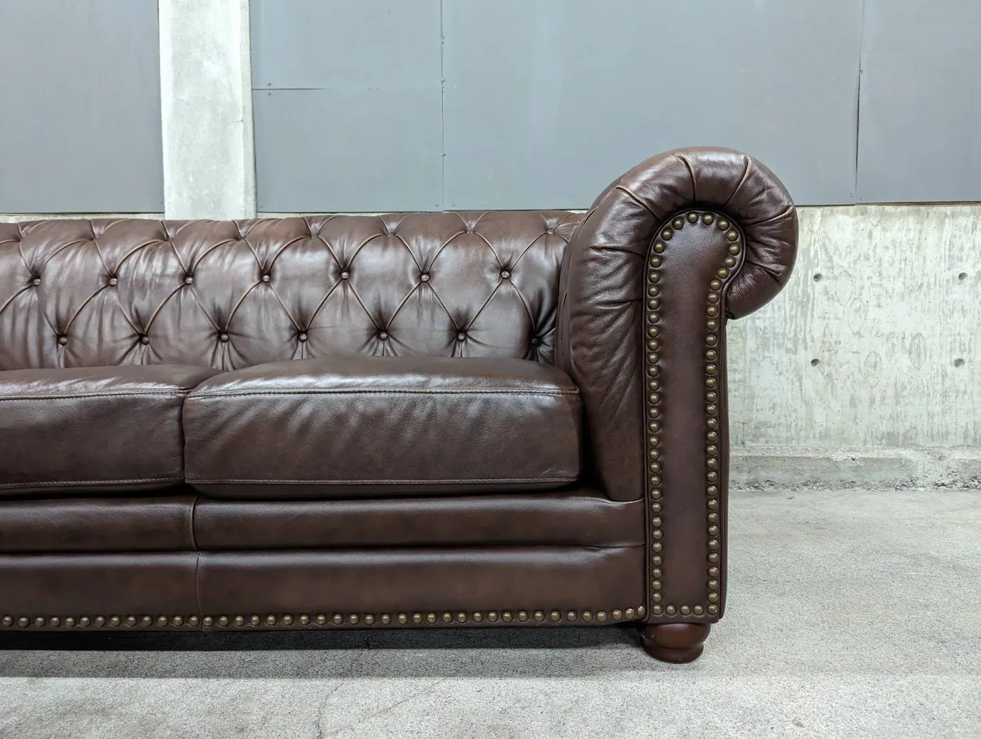 Top Grain Leather Chesterfield Set, view 7