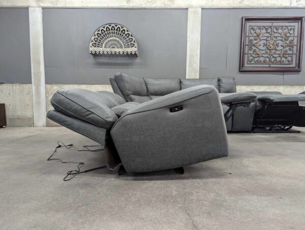 Gray Sweeney 6-Piece Sectional w/ Power Recliners & Headrests - Image 7